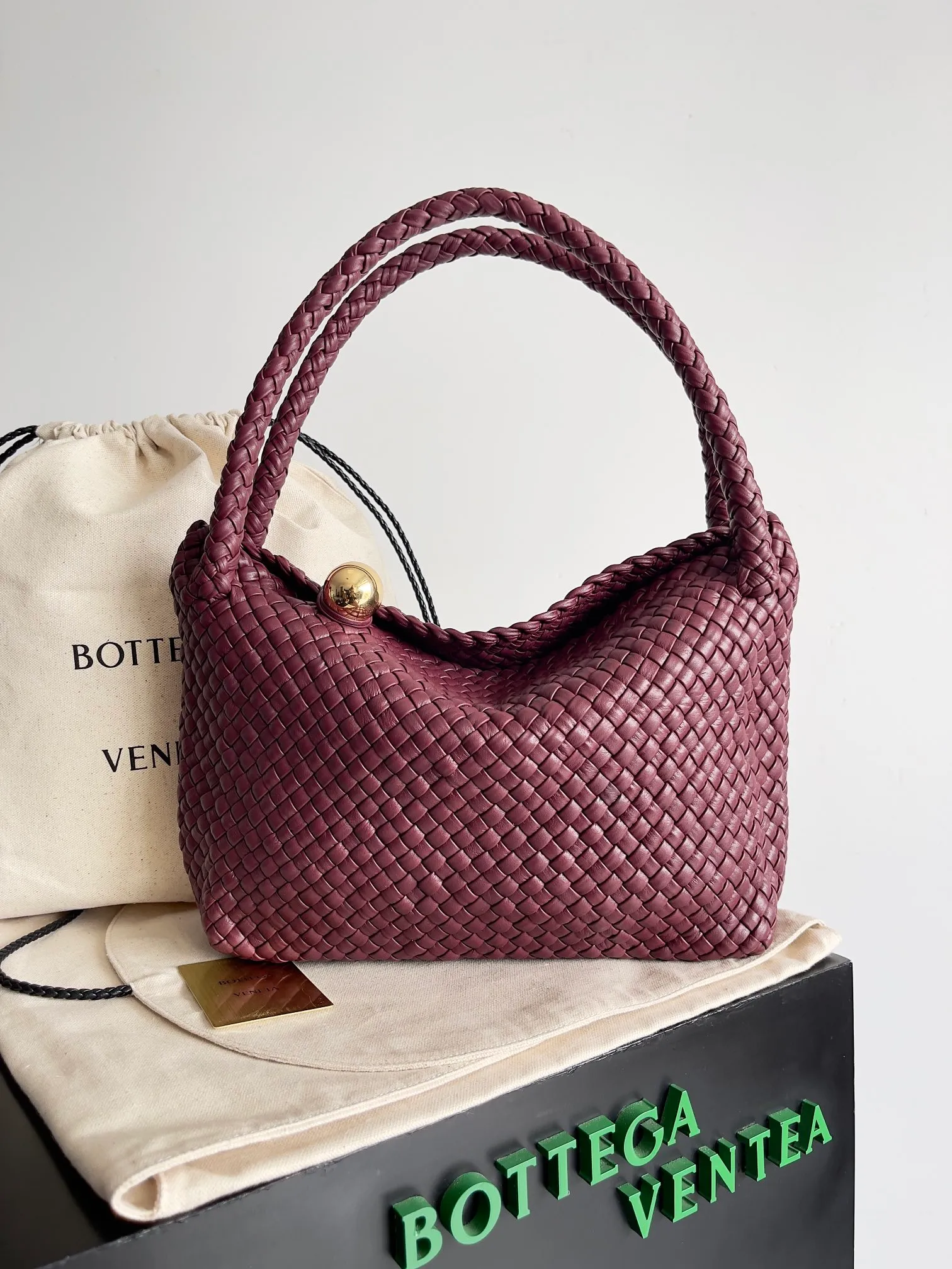 Batch 5760 BV collectible small woven handbags are really YYDS!! Bottega Veneta’s most classic small woven handbags are back! ! We use the highest quality leather with the highest craftsmanship❤️ to create the most expensive works. We have created the original Intrecciato leather weaving process❤️ This unique traditional exclusive leather weaving method has not only become our logo but also reflects the time-consuming and labor-intensive craftsmanship of our products❤️ The new TOSCA handbag must be a selection worth collecting🆕⚠️⚠️Babies, malachite can be sold separately and can be assembled by yourself Style number: 716974 Size: 27*9*18cm